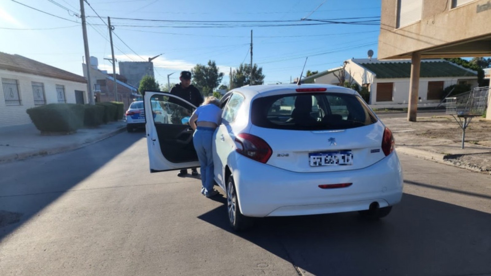 Manejaba borracha, paró su auto en la mitad de la calle y se quedó dormida